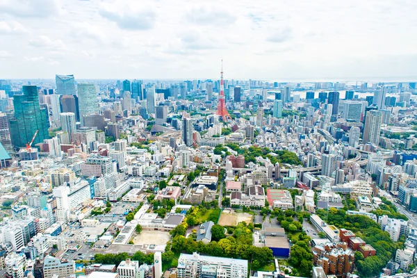 Pohled shora na Tokyo Tower s mrakodrapy v Japonsku — Stock fotografie