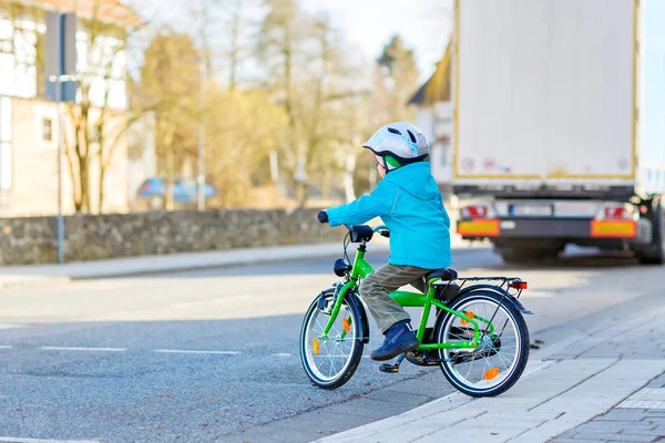 Little preschool kid boy biking on bicycle — Stock Photo, Image