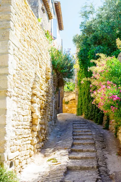 Stará ulice Gordes, město v Provence, Francie — Stock fotografie