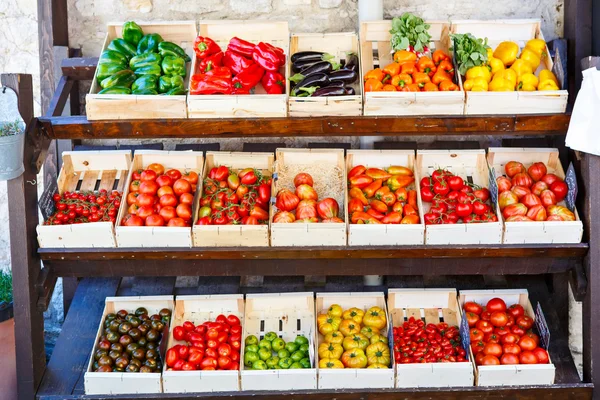 Organic fresh tomatoes from mediterranean farmers market in Prov — Stock Photo, Image