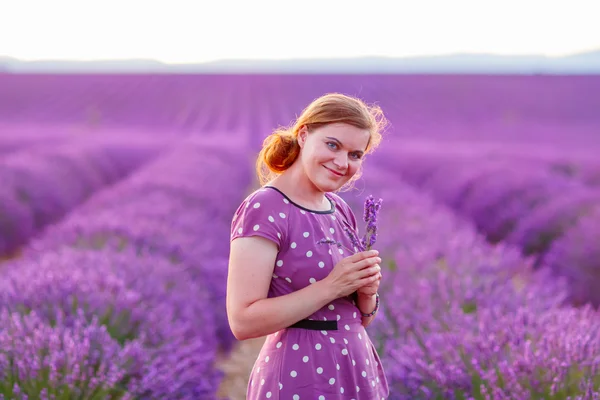 Femme romantique dans les champs de lavande, ayant des vacances en Provence , — Photo