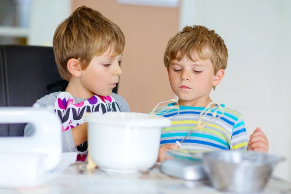 Due bambini ragazzi torta di cottura in cucina domestica — Foto Stock