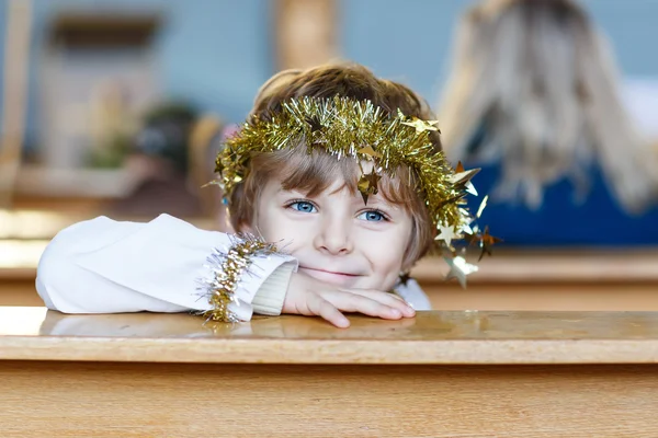 在圣诞前夜小家伙在教会里的男孩 — 图库照片