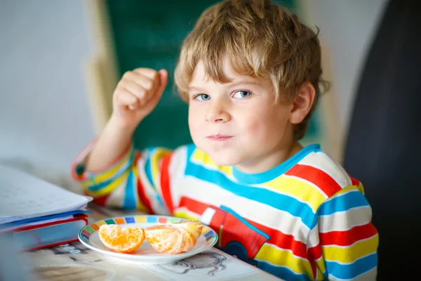 Kleiner Junge mit gesunden Mandarinenorangen — Stockfoto