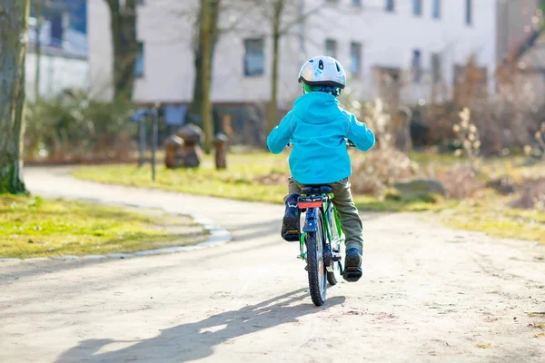 Маленький мальчик из детского сада катается на велосипеде — стоковое фото