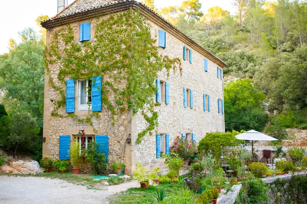 Casa di piccola città tipica in Provenza, Francia — Foto Stock