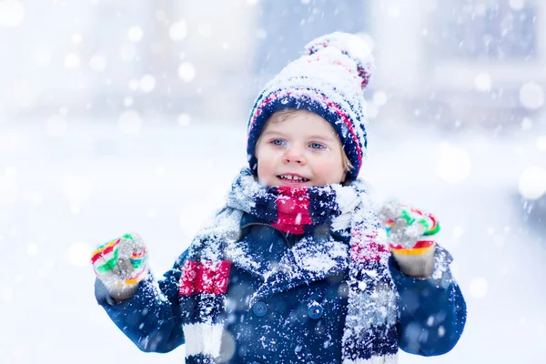 Niño feliz divirtiéndose con nieve en invierno — Foto de Stock