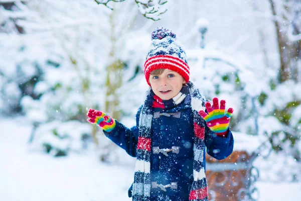 Niño feliz divirtiéndose con nieve en invierno — Foto de Stock