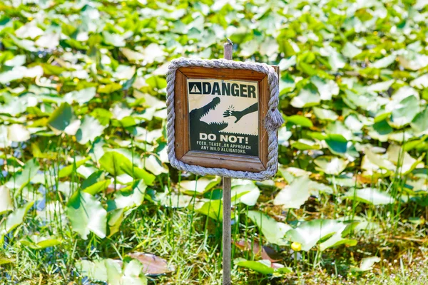 アメリカ、フロリダ州エバーグレーズ国立公園の注意の警告サイン — ストック写真