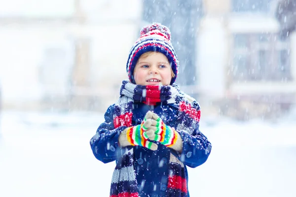 Glad pojke som har kul med snö på vintern — Stockfoto