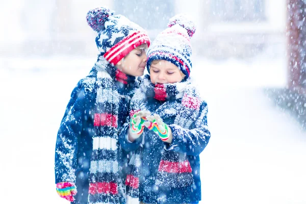 Glückliche Kinder, die im Winter Spaß mit Schnee haben — Stockfoto