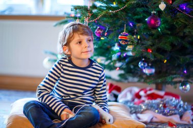 Küçük çocuk çocuk Noel'de video oyun konsolunda oynamak