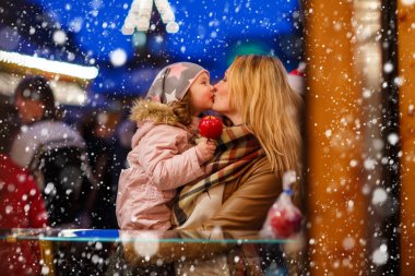 Anne ve küçük kızı Noel pazarında