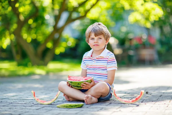 Little preschool kid boy eating watermelon in summer — Stock Photo, Image