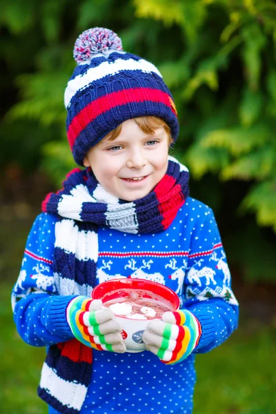 Kleine jongen jongen houdt de grote beker met chocoladedrank — Stockfoto