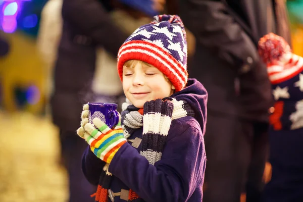 Jongen-jongetje met warme chocolademelk op kerstmarkt — Stockfoto