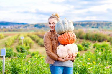 Çiftlikte üç büyük kabak ile güzel kadın