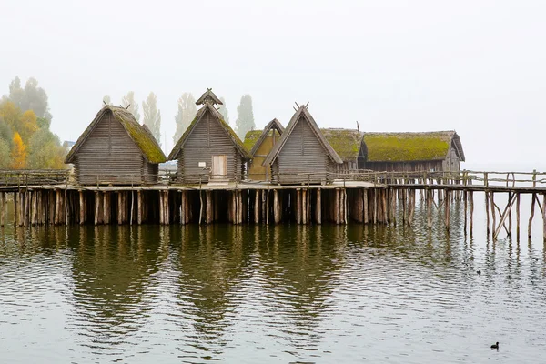 Pfahlbauten, Unteruhldingen, Logements du lac néolithique reconstruit — Photo