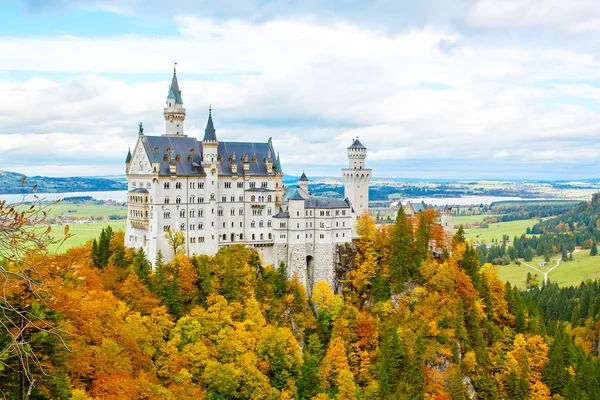 Slottet Neuschwanstein, Tyskland. Berömda turistattraktion — Stockfoto