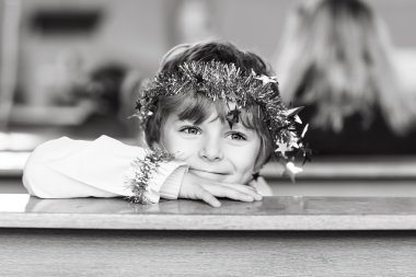 küçük çocuk çocuk Noel arifesinde kilisede