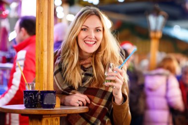 Alman noeli piyasada sıcak panç içiyoruz kadın.