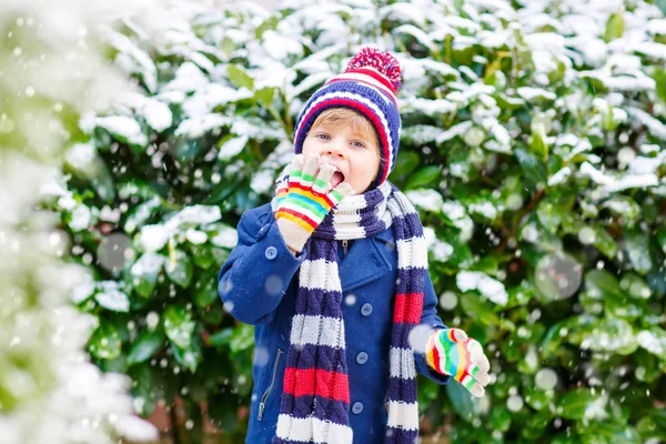 Szczęśliwe dziecko, zabawy na śniegu w zimie — Zdjęcie stockowe