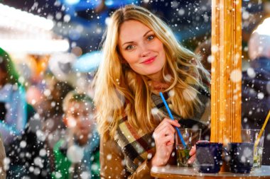 Alman noeli piyasada sıcak panç içiyoruz kadın.