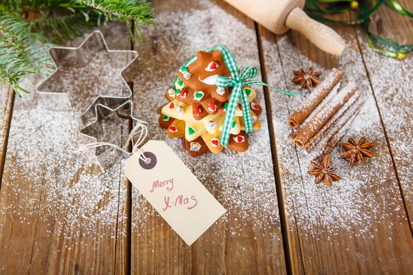 Zelfgemaakte gebakken peperkoek kerstboom op vintage houten rug — Stockfoto