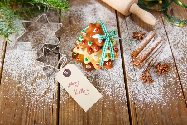 Caseiro cozido árvore de gengibre de Natal na parte de trás de madeira vintage — Fotografia de Stock