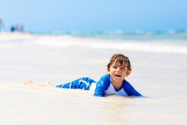 Jamaika tropikal plaj üzerinde eğleniyor küçük sarışın çocuk çocuk