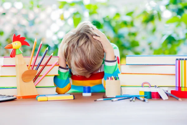 Menino da escola triste com óculos e material estudantil — Fotografia de Stock