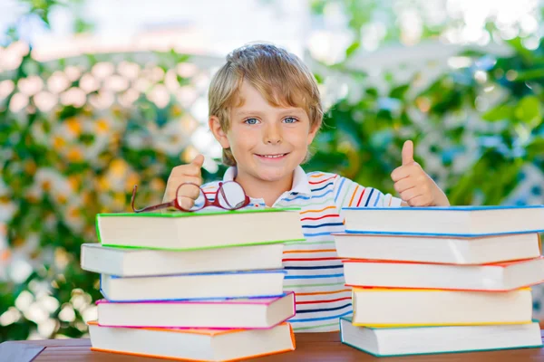 Küçük çocuk çocuk okuma kitabı okulda — Stok fotoğraf