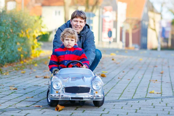 Liten unge pojke och far leker med bil, Utomhus — Stockfoto