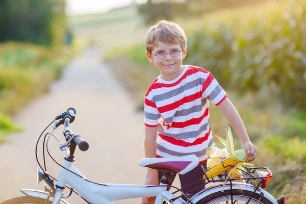 Sgabello bambino ragazzo divertirsi con la guida di bicicletta — Foto Stock