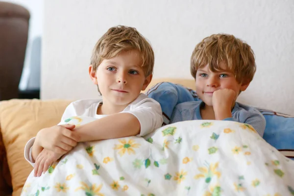 Two little kid boys watching tv at home — Stock Photo, Image