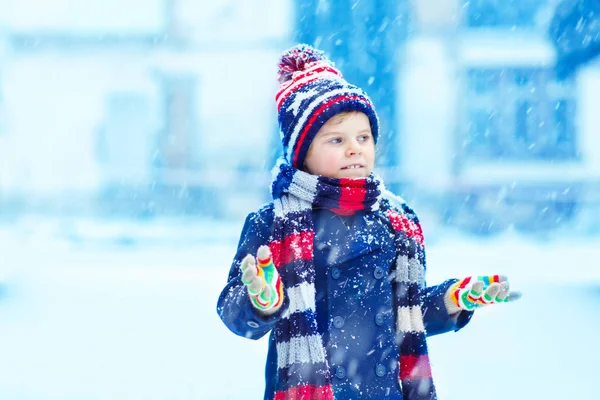 Happy kid boy having fun with snow in winter — Stock Photo, Image