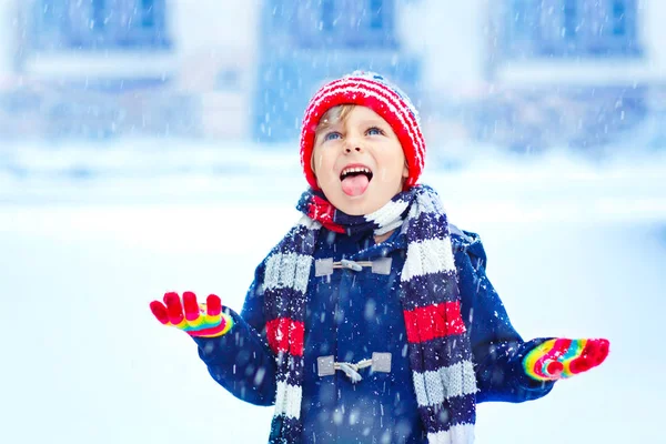 Menino feliz se divertindo com neve no inverno — Fotografia de Stock