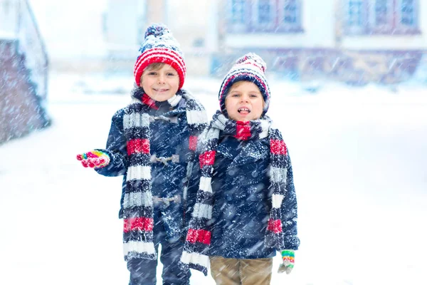 快乐的孩子们在冬天玩雪 — 图库照片