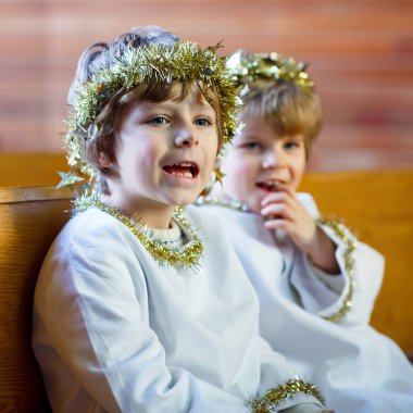 Noel hikaye kilisede bir meleği oynayan iki küçük çocuk