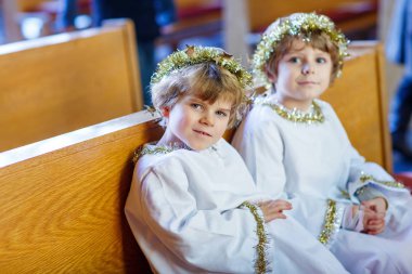 Noel hikaye kilisede bir meleği oynayan iki küçük çocuk