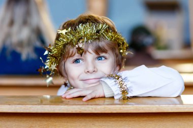 Noel hikaye kilisede bir melek oynarken küçük çocuk çocuk