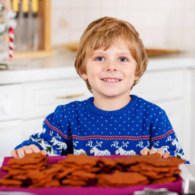 Küçük Noel kurabiyeleri evde pişirme çocuk çocuk