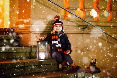 Küçük çocuk çocuk ile Noel fener church yakınındaki