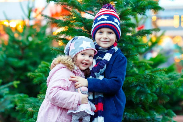 Dos niños sonrientes, niño y niña con árbol de Navidad —  Fotos de Stock