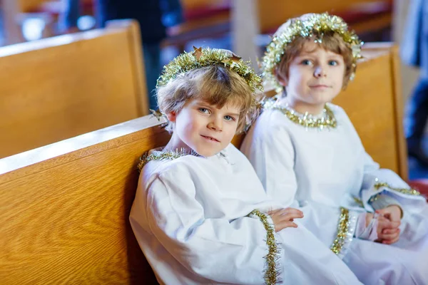 Dois garotinhos jogando um anjo da história de Natal na igreja — Fotografia de Stock