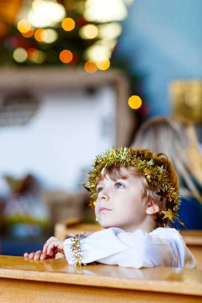 小小孩男孩玩圣诞故事在教会里的天使 — 图库照片