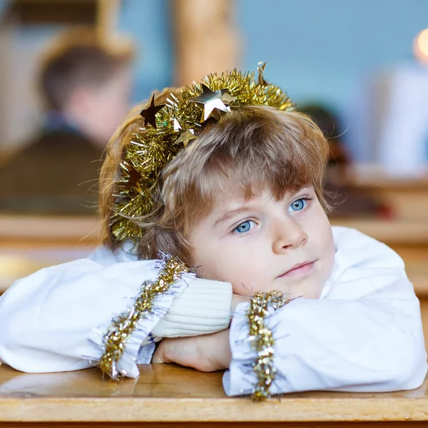 Kleiner Junge spielt Weihnachtsengel in der Kirche — Stockfoto