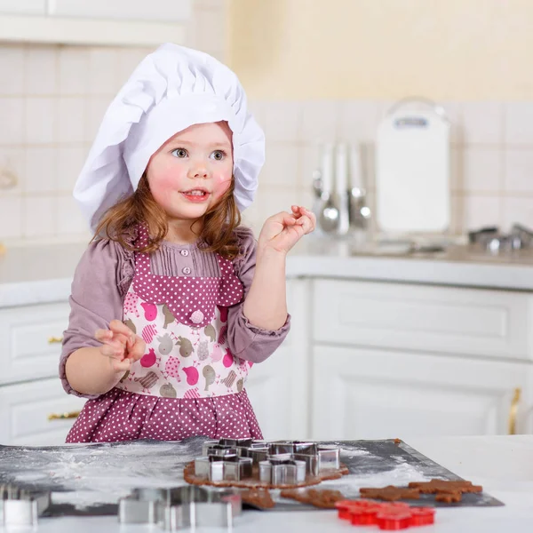 Niña horneando galletas de jengibre en la cocina doméstica —  Fotos de Stock