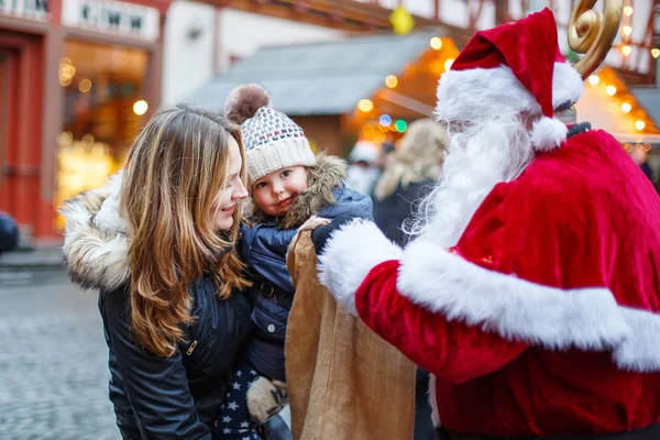 Little toddler girl with mother on Christmas market. — Stock Photo, Image