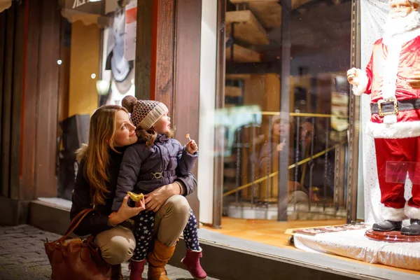 Little toddler girl with mother on Christmas market. — Stock Photo, Image